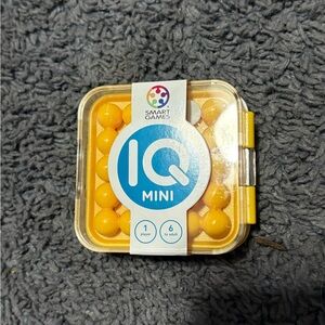 NWT Smart games IQ mini game